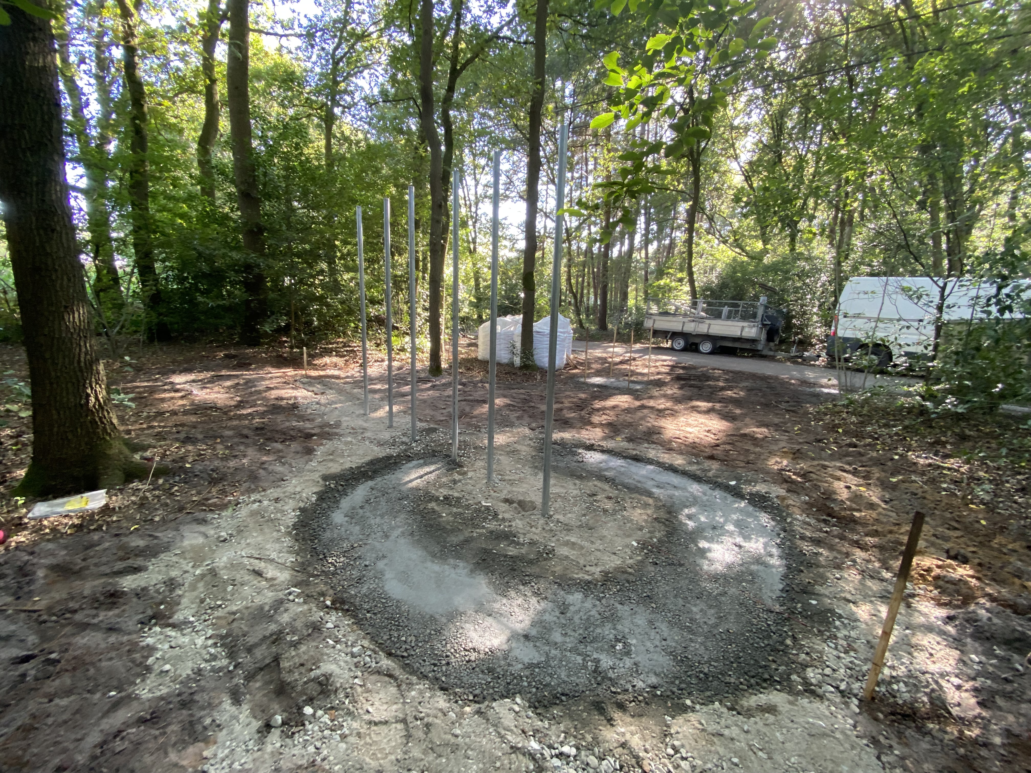 Stalen staanders op de aangelegde fundering