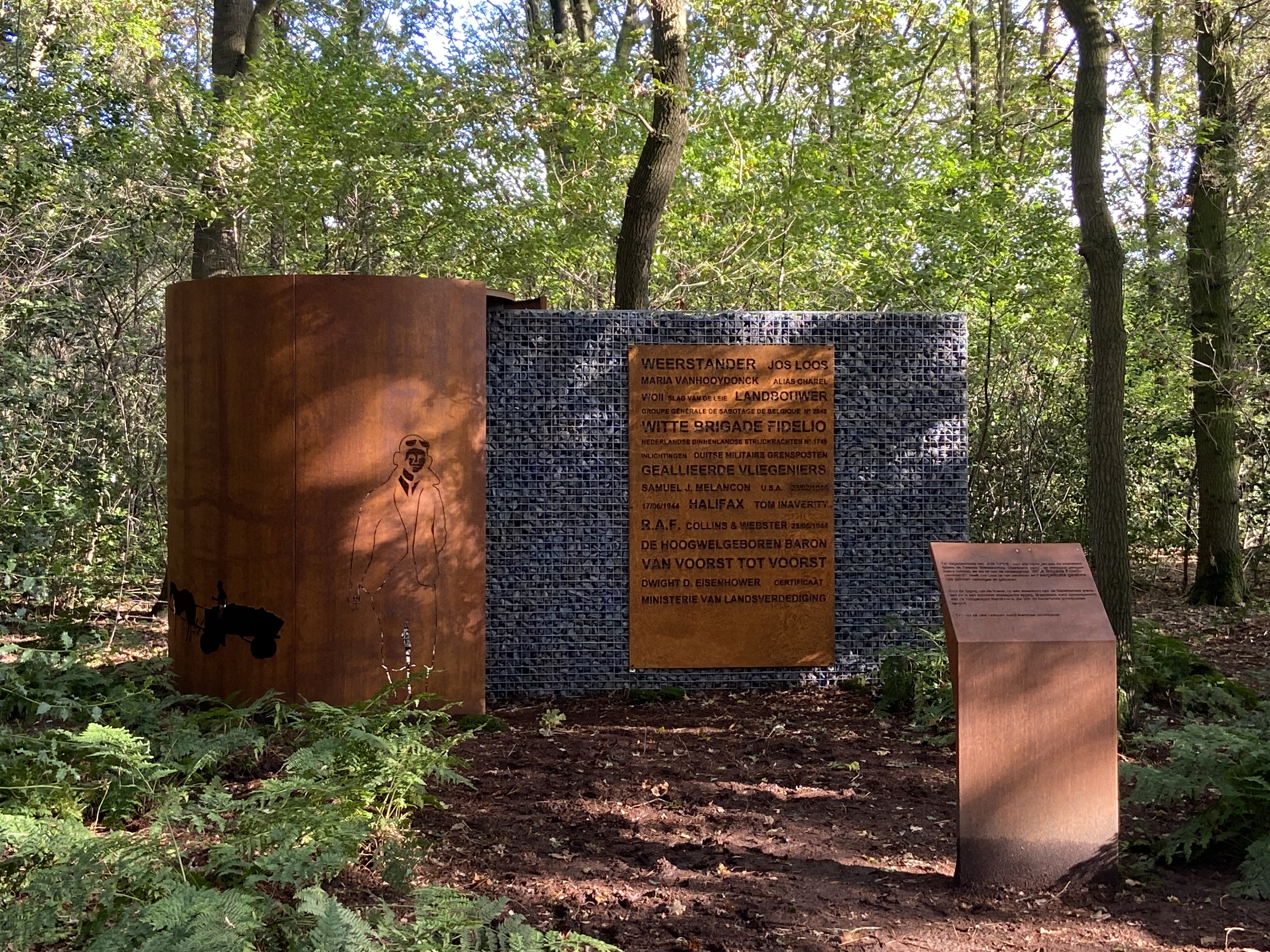 Vooraanzicht van het afgewerkte memorial