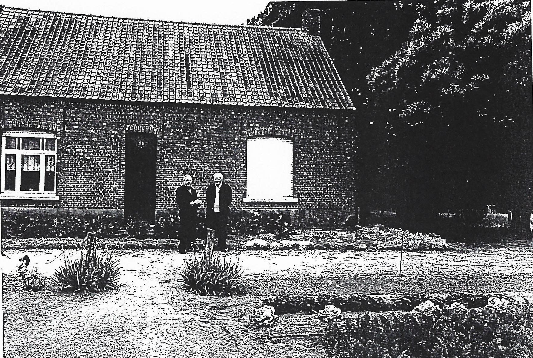 Oude foto van Hoeve Hornick met twee bewoners