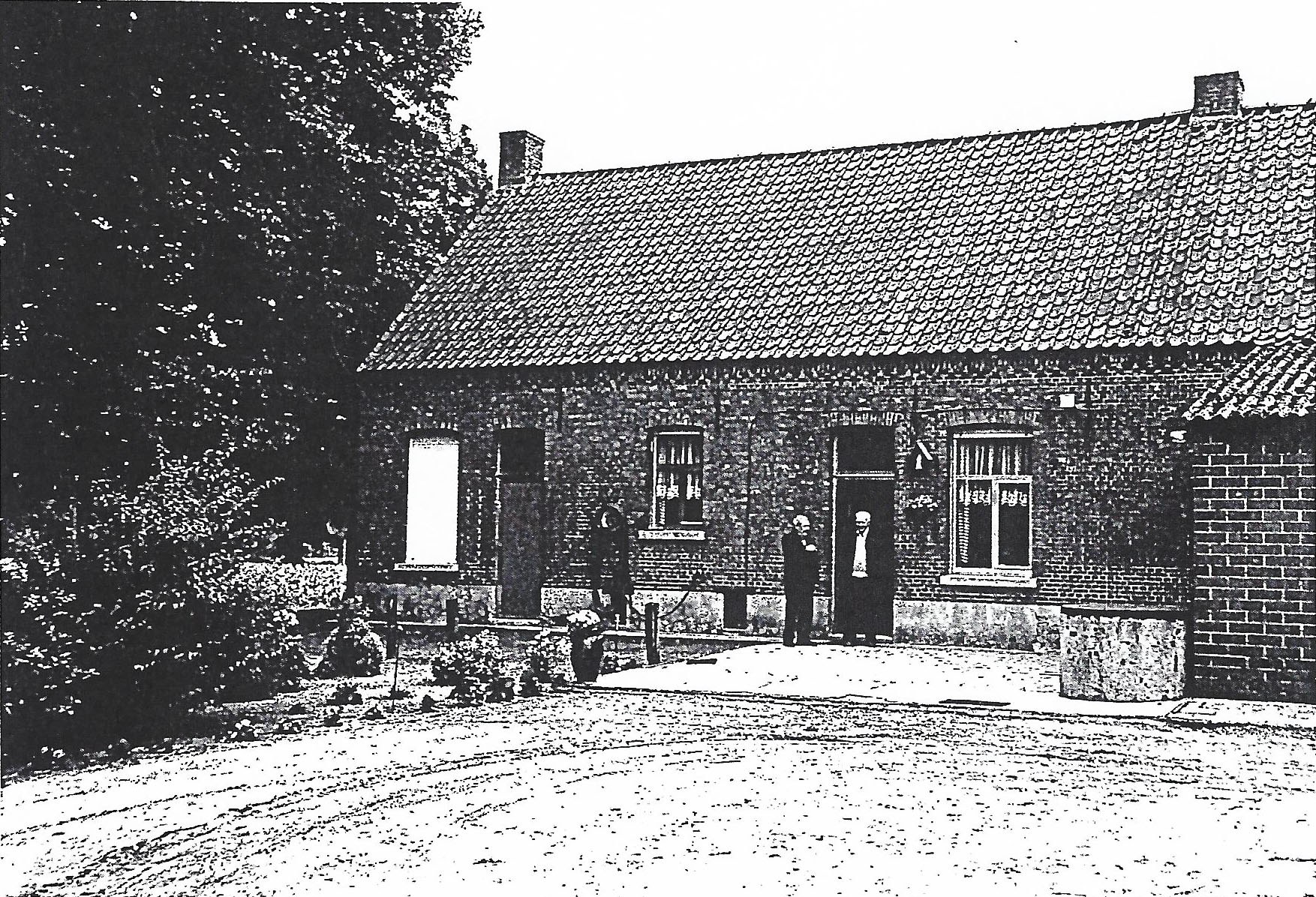 Oude foto van de voorgevel van Hoeve Hornick met een bewoner voor de deur